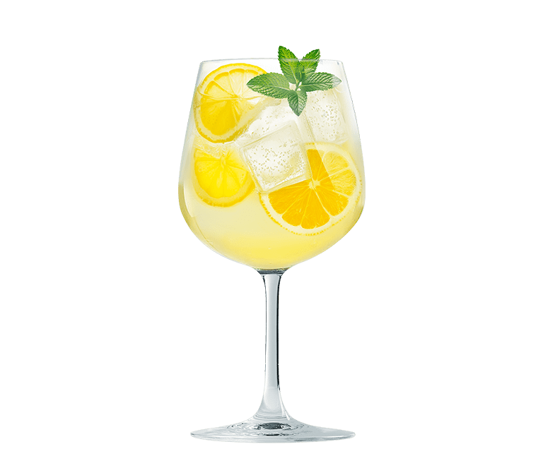 Glas mit gelber FlÃ¼ssigkeit, Zitrone, EiswÃ¼rfel und Minze, ein erfrischender Cocktail mit Zitronengeschmack